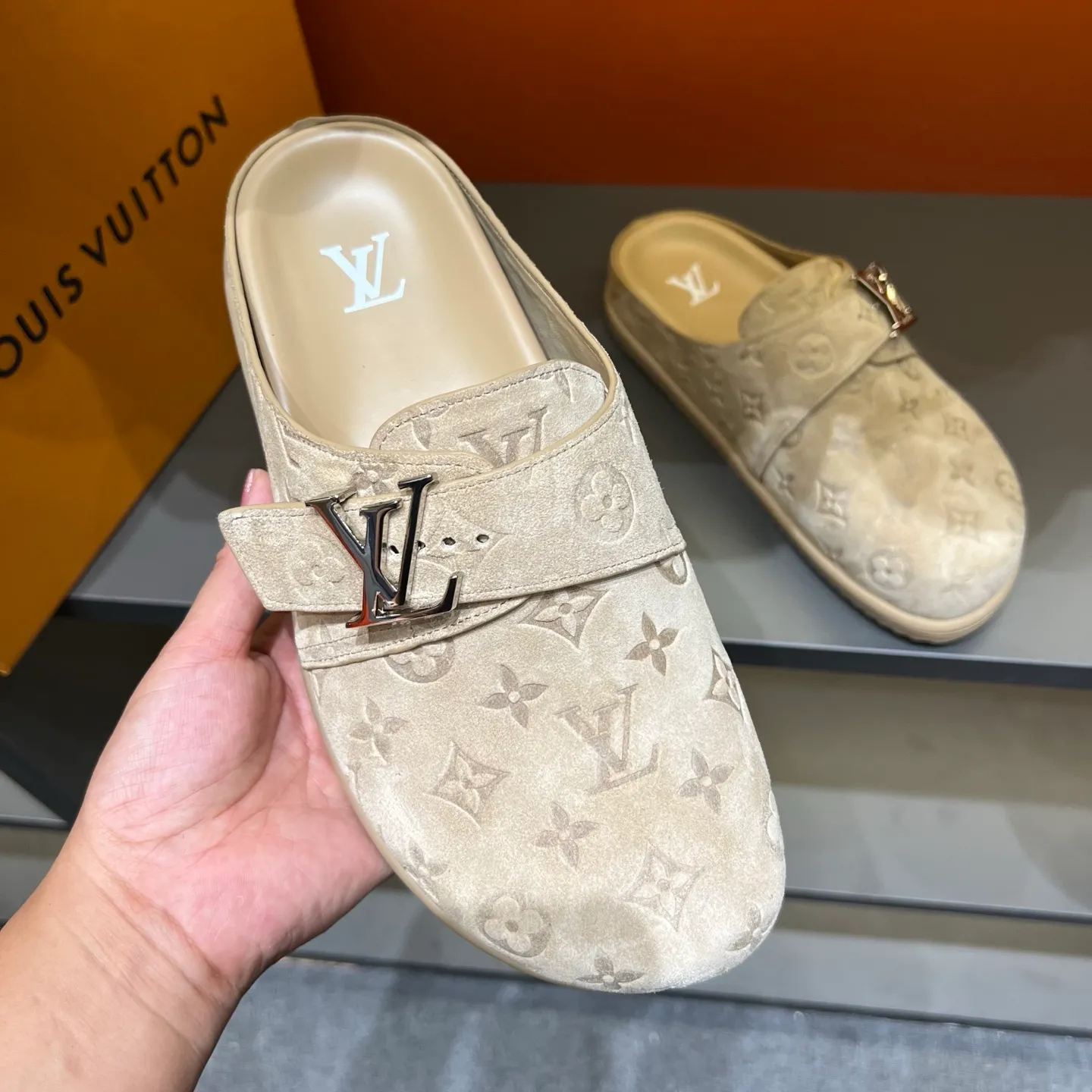 P360, 38-45 LV Easy 2025 new men's casual sandals, made of suede cow leather, with Monogram pattern to highlight the trendy style. Adjustable straps illuminated with LV letters, while a resilient insole and micro outsole provide lightweight comfort. Made of suede cow leather with embossed Monogram pattern and brand element metal hardware✅Adjustable straps➕Tough insole‼ ️Micro outsole. Comfortable and easy to wear‼ ️ P: 360, size: 38-45